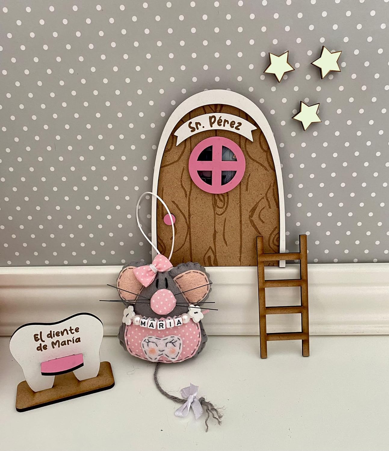 Puerta de ratoncito perez personalizado en madera, repisa para el diente,  escalera y estrellas luminosas en la oscuridad - La aldea de betty